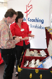 Mann bei der Schatzsuche Mann bei der Schatzsuche